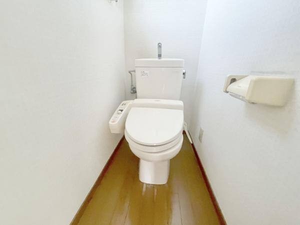 【トイレ】 | 窓があるので、換気しやすく匂いもこもりません♪暗くなりがちなトイレも明るいですよ♪