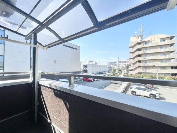 【バルコニー】 | 太陽の光と爽やかな風を受けたお洗濯物はあっという間に乾き、取りこむ時には太陽の匂いを感じられそうですね♪