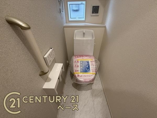 生駒市中菜畑２丁目 ５号棟 ／新築一戸建のトイレ|■清潔感ある綺麗なお手洗いです！