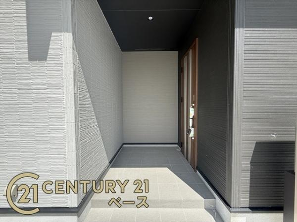 生駒市中菜畑２丁目 ５号棟 ／新築一戸建の玄関|■道路との高低差はほとんどありません！