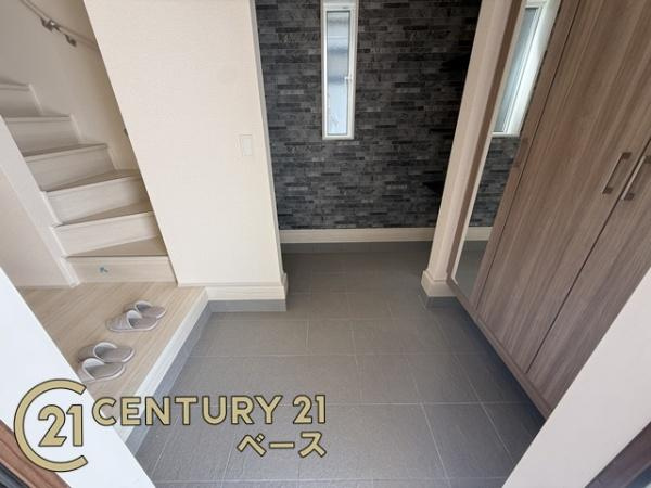 生駒市中菜畑２丁目 ５号棟 ／新築一戸建の玄関|■すっきりと広々とした玄関が家族やお客様を迎えてくれます！