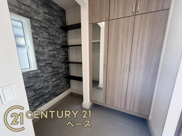 生駒市中菜畑２丁目 ５号棟 ／新築一戸建の玄関|可動棚付きで収納しやすい玄関土間収納もございます！