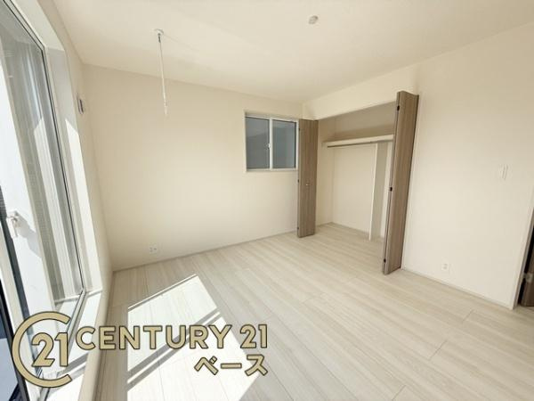 生駒市中菜畑２丁目 ５号棟 ／新築一戸建の洋室|■各居室に収納スペースがあり、お荷物の多いご家族でも大丈夫です！