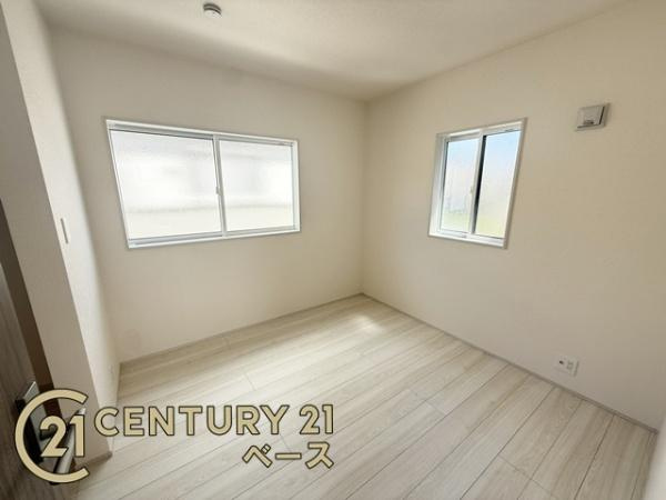 生駒市中菜畑２丁目 ５号棟 ／新築一戸建の洋室|■2面採光で明るい雰囲気のお部屋です！