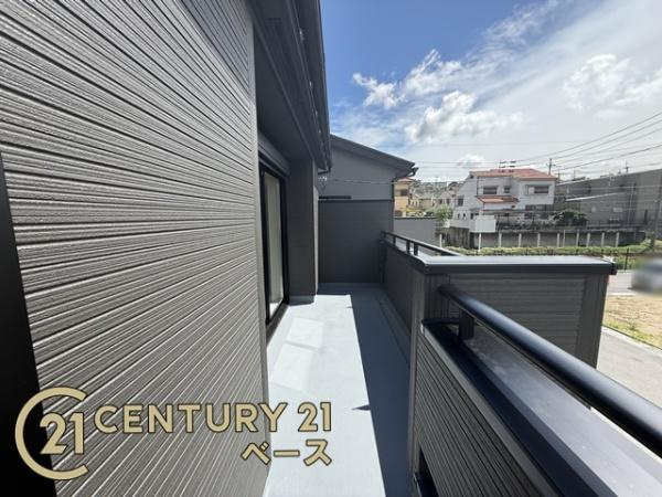 生駒市中菜畑２丁目 ５号棟 ／新築一戸建のバルコニー|■奥行きのある広々としたバルコニーは南向きで日当たり良好です。