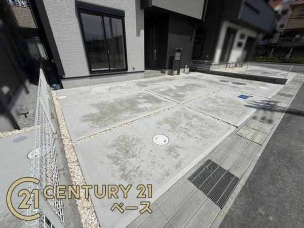 生駒市中菜畑２丁目 ５号棟 ／新築一戸建の駐車場|■車種によっては並列で3台駐車可能です！