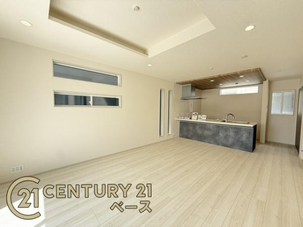 生駒市中菜畑２丁目 ５号棟 ／新築一戸建の居間・リビング|■大きな窓から柔らかい光が入り込む明るいリビングです！