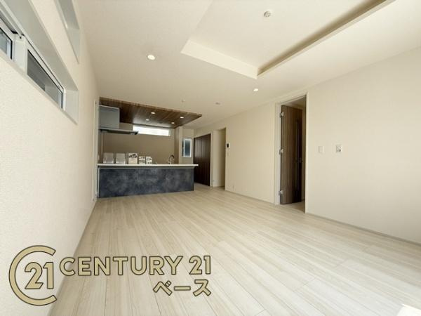 生駒市中菜畑２丁目 ５号棟 ／新築一戸建の居間・リビング|■家族団欒も快適な19帖の広々としたリビング！家具配置後もスペースにゆとりがあります！