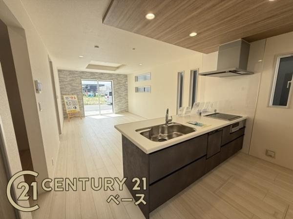 生駒市中菜畑２丁目 ５号棟 ／新築一戸建の居間・リビング|■ご家族でくつろいでいただける広々したリビング！