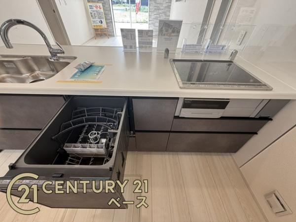 生駒市中菜畑２丁目 ５号棟 ／新築一戸建のキッチン|■ＩＨコンロでお掃除楽々！食器洗乾燥機付きで洗い物が捗ります！