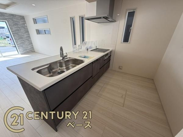 生駒市中菜畑２丁目 ５号棟 ／新築一戸建のキッチン|■家族とのコミュニケーションがとりやすい人気の対面式カウンターキッチン！