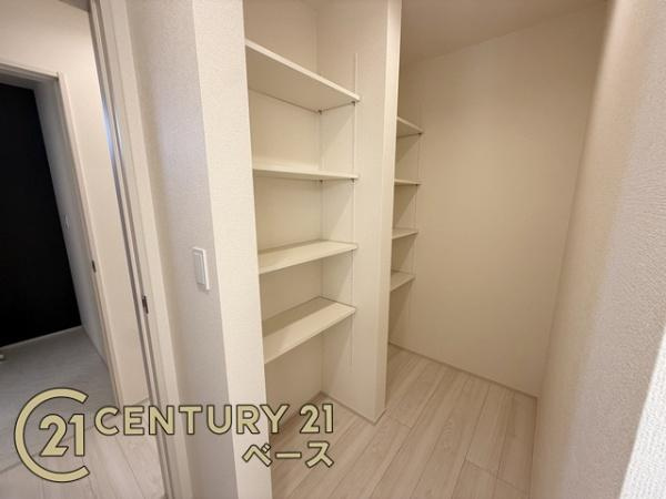 生駒市中菜畑２丁目 ５号棟 ／新築一戸建の収納|■キッチン横にはパントリー収納を完備！