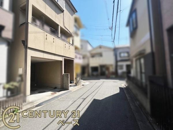 羽曳野市西浦４丁目の中古一戸建の前面道路含む現地写真