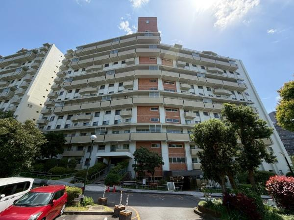 若葉台団地１・１１棟のその他|マンション外観です。エントランスはスロープがございます。
とても管理の行き届いたマンションです。

