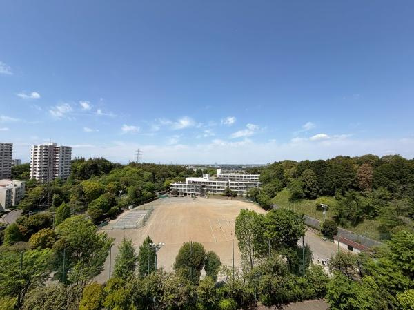 若葉台団地１・１１棟のその他|北側洋室からの眺望です。若葉台中学校ビューです。体育祭などの日は特等席ですね。