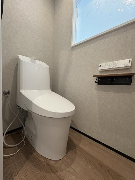 横浜市旭区笹野台４丁目の中古一戸建のトイレ|１・２階の各トイレはアクセントクロスで個性的です