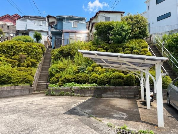 横浜市旭区笹野台４丁目の中古一戸建の前面道路含む現地写真|緑豊かなお庭に好きな花を植えてください