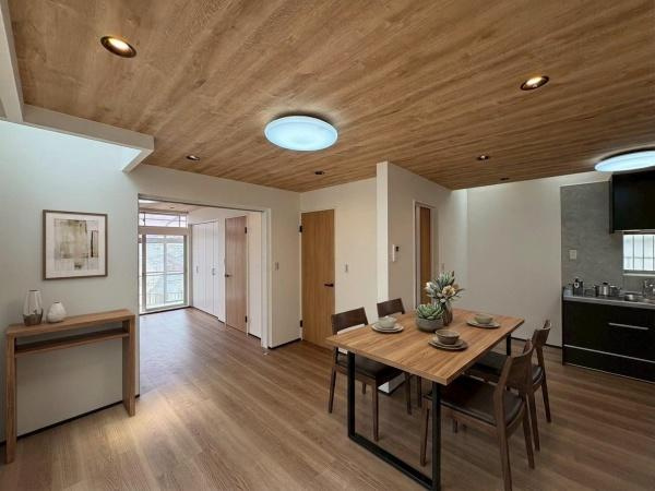 横浜市旭区笹野台４丁目の中古一戸建の居間・リビング|明るい壁色とナチュラルな床色が調和するリビングです。リビングと引き戸有の洋室が接していて、家族とのコミュニケーションが取りやすい印象の設計です。※家具はCGによる物です。