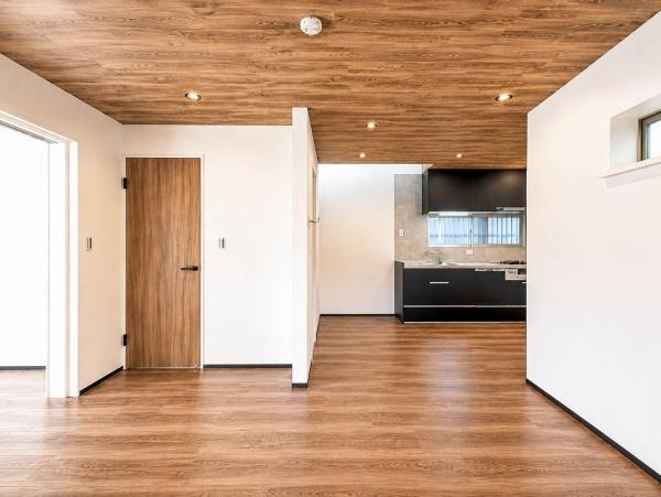 横浜市旭区笹野台４丁目の中古一戸建の居間・リビング|ダウンライトで暖かな明かりがウッド天井によく合うデザインです。シーリングライトも付けられます
