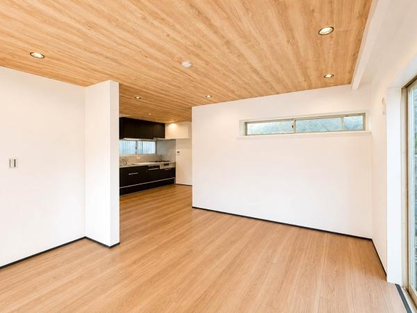 横浜市旭区笹野台４丁目の中古一戸建の居間・リビング|床、天井のデザインを合わせた素敵な室内・明かり取窓の多いお家で明るさと空間の広さを感じさせます。
