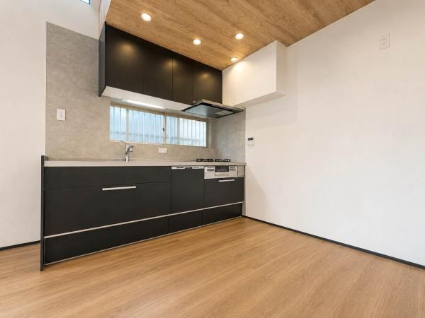 横浜市旭区笹野台４丁目の中古一戸建のキッチン|食洗器付きのシステムキッチン、天窓の付いたキッチンスペースで空間デザインが素敵です。落ち着いたお色のキッチンで木目に調和しています。