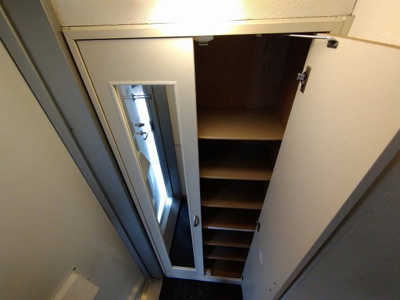 【玄関】 | レオパレスシャルマン中野島 | シューズボックス　姿見付き