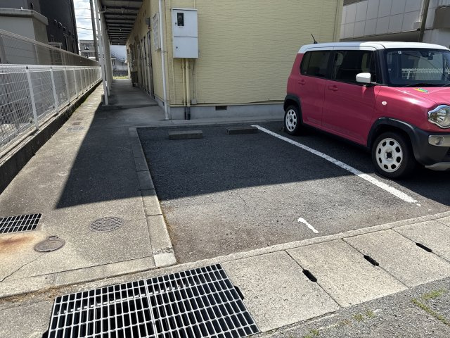 フラッツネオシティーの駐車場