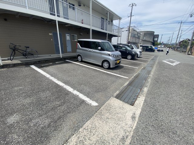 エルディム垣内の駐車場