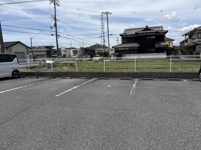 グリーンハウス継の駐車場