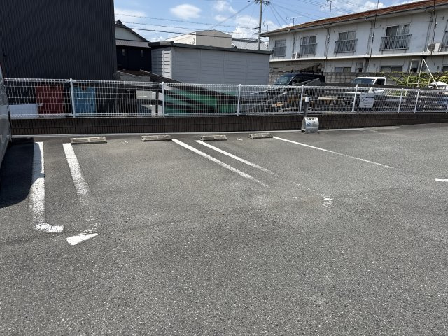 メゾンプラースⅢの駐車場