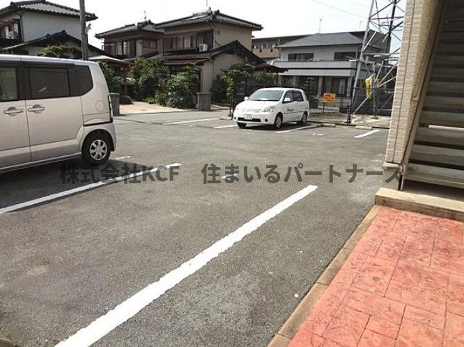 ロイヤル・レセンテ B棟の駐車場|車をお持ちの方に嬉しい駐車場付きの物件です