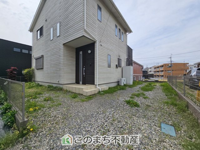 真岡市熊倉１丁目　中古戸建の駐車場|お車を2台駐車可能です(車種によります)。