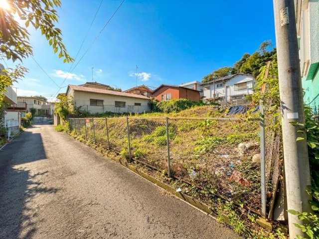 雨間土地　約129坪　閑静な住宅街の前面道路含む現地写真