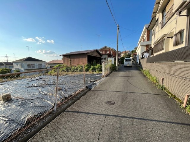 雨間土地　約129坪　閑静な住宅街の前面道路含む現地写真