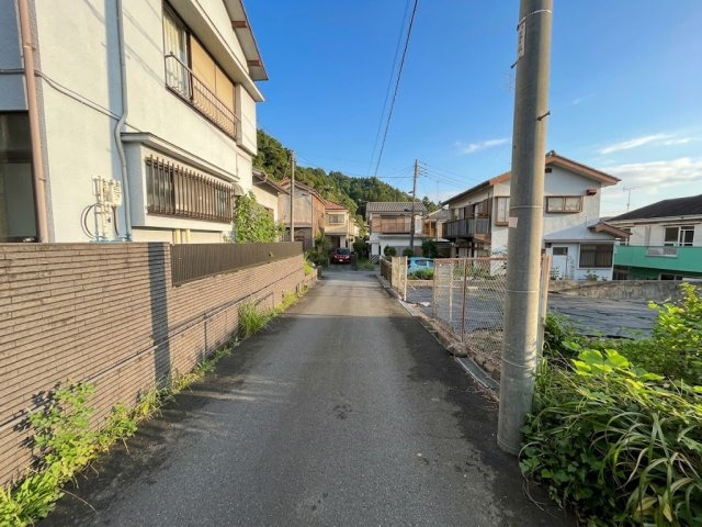 雨間土地　約129坪　閑静な住宅街の前面道路含む現地写真