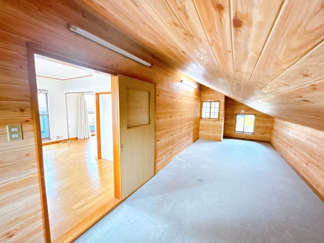 いわき市金山町南台 中古住宅　陽当たり良好！ 4LDK収納たっぷり　不動産プラスのその他|２階北側の納戸の写真です。です。約11.5帖の広々空間でたくさんのお荷物を収納できます。天井裏ならではの斜め天井がおしゃれですね。