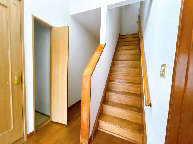 いわき市金山町南台 中古住宅　陽当たり良好！ 4LDK収納たっぷり　不動産プラスの内装|階段です。手すりと滑り止め設置を行いますので小さなお子様からご高齢の方まで安心して上り下りできますね。