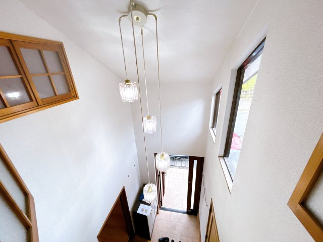 いわき市金山町南台 中古住宅　陽当たり良好！ 4LDK収納たっぷり　不動産プラスの内装|吹き抜け写真です。天井・壁クロス張替え、建具交換、スイッチ・コンセント交換、照明器具交換、火災警報器設置を行います。開放感のある吹き抜けで気持ちよくご帰宅できますね。風通しもよく換気に役立ちます。