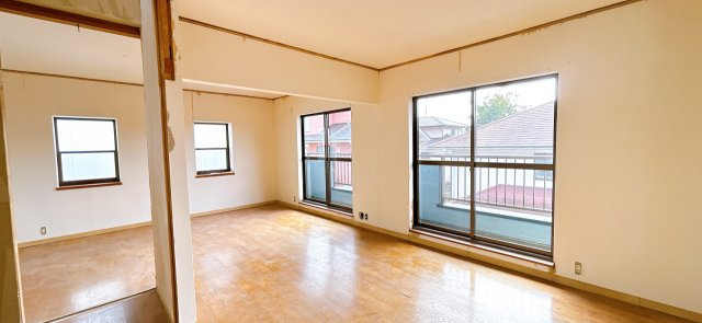 いわき市金山町南台 中古住宅　陽当たり良好！ 4LDK収納たっぷり　不動産プラスの洋室|２階洋室です。フローリング重ね張り、天井・壁クロス張替え、建具交換、スイッチ・コンセント交換、照明器具交換、火災警報器設置を行います。そろそろ一人部屋が欲しいお子さん用のお部屋によさそうですね。