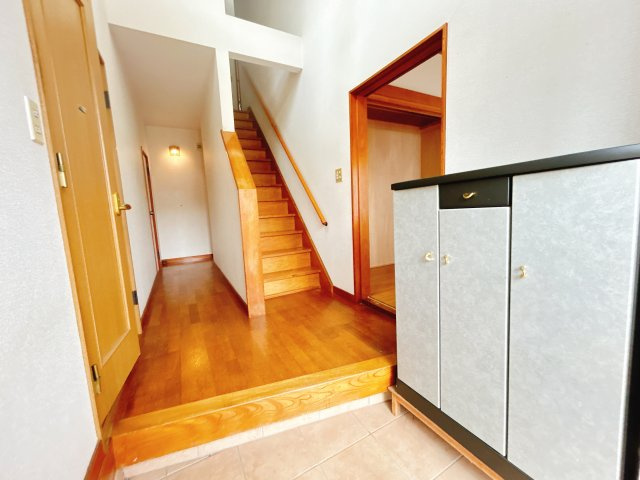 いわき市金山町南台 中古住宅　陽当たり良好！ 4LDK収納たっぷり　不動産プラスの玄関|玄関から見た廊下です。フローリング重ね張り、天井・壁クロス張替え、建具交換、スイッチ・コンセント交換、照明器具交換、を行います。吹き抜けで開放感があります。玄関にはシューズボックスもございます。