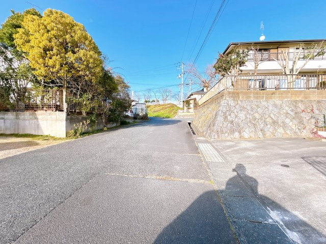 いわき市金山町南台 中古住宅　陽当たり良好！ 4LDK収納たっぷり　不動産プラスの前面道路含む現地写真|前面道路は北西側で幅員が6ｍ以上ありますのでお車のすれ違いも簡単にできます。お車を駐車する際にも広々と余裕をもって駐車することができます。