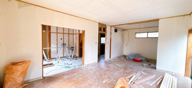 いわき市金山町南台 中古住宅　陽当たり良好！ 4LDK収納たっぷり　不動産プラスの居間・リビング|リビングです。建具交換、フローリング重ね張り・張替え、天井・壁クロス張替え、スイッチ・コンセント交換、照明交換、火災警報器設置を行います南面にサッシがあり日当たりと風通しの良い空間になっております。