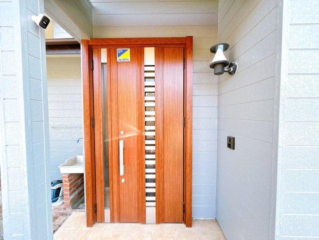 いわき市金山町南台 中古住宅　陽当たり良好！ 4LDK収納たっぷり　不動産プラスの玄関|玄関の外観です。屋根がついており雨の日でも出入りで濡れることがないのはうれしいポイントです。照明もありますので夜暗い時でも安心です。