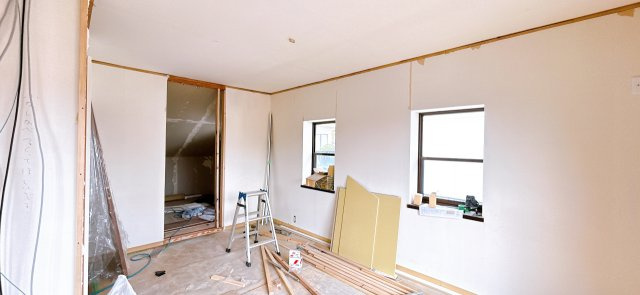 いわき市金山町南台 中古住宅　陽当たり良好！ 4LDK収納たっぷり　不動産プラスの洋室|2F洋室です。フローリング重ね張り、天井・壁クロス張替え、建具交換、スイッチ・コンセント交換、照明器具交換、火災警報器設置を行います。南向き二面採光で日当たりと風通しの良い空間井なっております。
