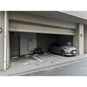 アブレスト野間の駐車場