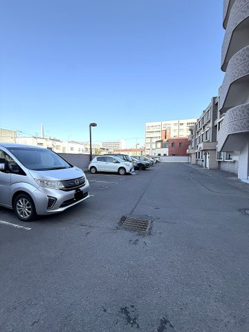パールコート山鼻中央WESTの駐車場