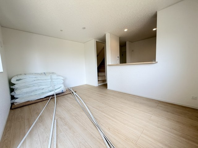 【居間・リビング】 | 和光市下新倉4丁目　新築一戸建住宅　全2棟　（成増店） | 【リビングイン階段】『おかえり』と『ただいま』が重なる場所。リビングを通る動線が、家族の絆を育みます。
