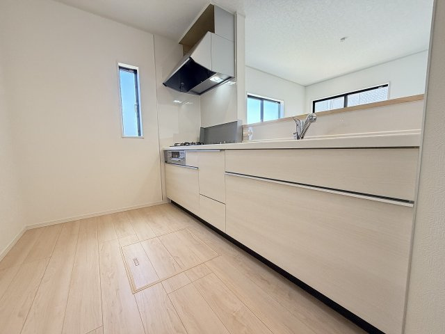 【キッチン】 | 和光市下新倉4丁目　新築一戸建住宅　全2棟　（成増店） | お子様の宿題を見守りながら、夕食の準備。家族の『今』を共有できる対面式キッチン