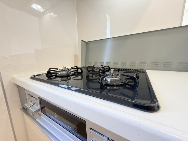 【キッチン】 | 和光市下新倉4丁目　新築一戸建住宅　全2棟　（成増店） | 【3口コンロ】3つの火が、あなたの家事をスピードアップ。汁物、炒め物、煮込みを同時にこなす時短キッチン。