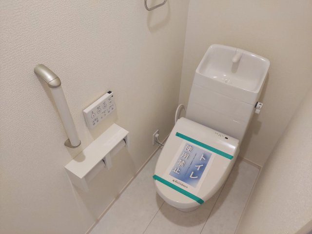 宝塚市山本台3丁目新築一戸建のトイレ|1階トイレ　温水洗浄便座付き